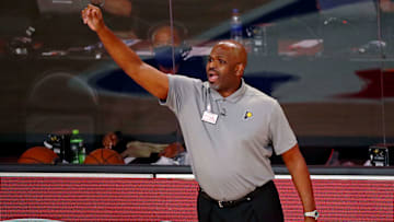 McMillan fue entrenador en jefe de los Pacers por cuatro temporadas