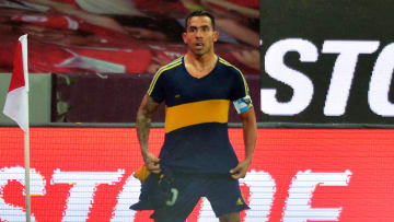 Tevez festejando su gol