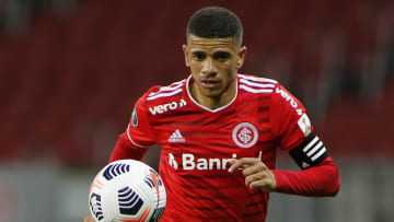 Taison retorna ao time do Inter | Internacional v Olimpia - Copa CONMEBOL Libertadores 2021