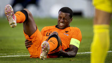 Wijnaldum en el suelo tras sufrir un golpe en su partido con la selección