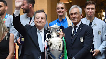 Mario Draghi e Gabriele Gravina con la coppa dell'Europeo in mano 
