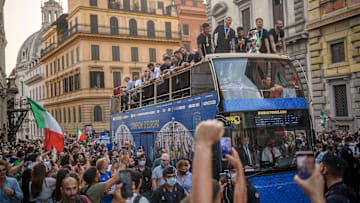 La parata della Nazionale nel centro di Roma