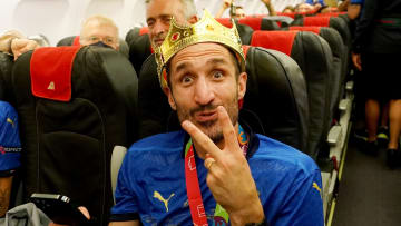 Chiellini recién coronado como campeón de la Eurocopa