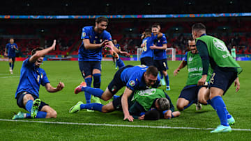 La gioia azzurra dopo il gol di Pessina