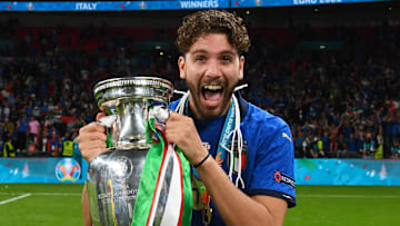 Manuel Locatelli con la Coppa di Euro 2020