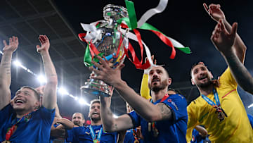 Bonucci alza al cielo la coppa dell'Europeo 
