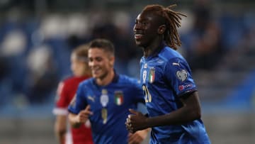 Kean in primo piano e Raspadori sullo sfondo