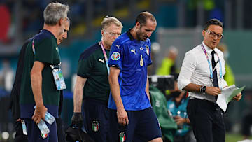 Chiellini abbandona il campo dopo l'infortunio
