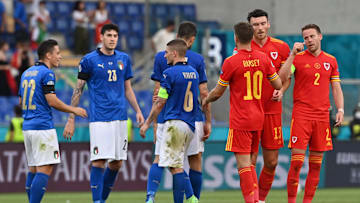 I giocatori al fischio finale di Italia-Galles