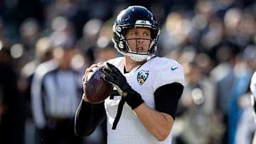 El veterano Foles continuará su carrera como el posible quarterback titular de los Bears