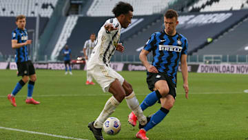 Cuadrado mette il piede tra le gambe di Perisic 