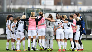 L'abbraccio di gruppo della Juventus Women 