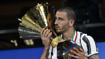 Leonardo Bonucci avec le trophée de la Serie A. 