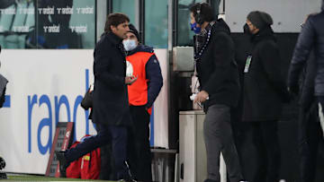 Il dito medio di Conte all'uscita dal campo