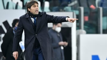 Antonio Conte dà indicazioni alla sua squadra