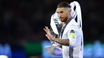Sergio Ramos soulevant la Ligue des Champions. 