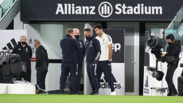 Spieler, Kameraleute, einfach alle sind da - obwohl sie wissen, dass Juves Gegner SSC Neapel nicht kommt