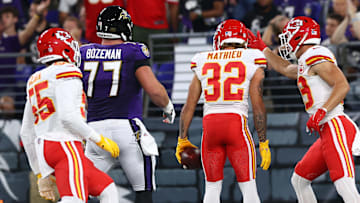 Tyrann Mathieu, con el número 32, anotó el primer touchdown de los Chiefs en el juego ante los Ravens 