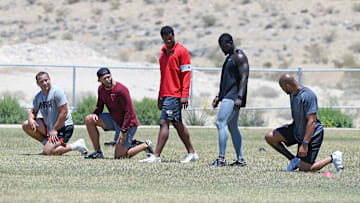 En medio de la pandemia de COVID-19 varios atletas del fútbol americano profesional se han reunido a practicar en algunas instalaciones