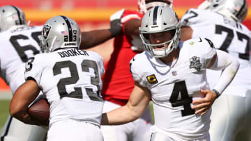 Derek Carr y los Raiders sorprendieron acabando con el invicto de los Chiefs
