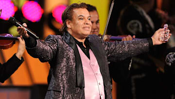 Un programa mostró videos de Juan Gabriel divirtiéndose con dos de sus hijos