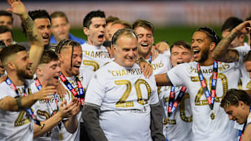 Bielsa celebrando con el Leeds United