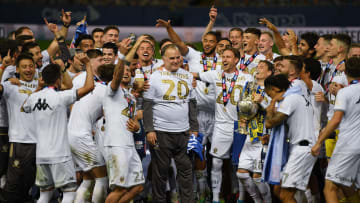 Bielsa festejando el ascenso a la Premier