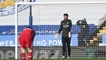 Leicester City v Liverpool - Premier League - Alisson tras su error.