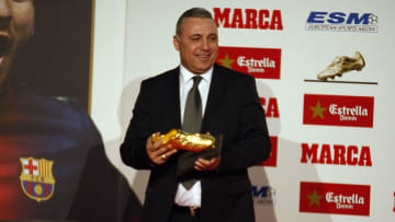 Hristo Stoichkov sosteniendo la Bota de Oro