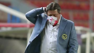 El entrenador Miguel Herrera se lamenta en un partido del América.