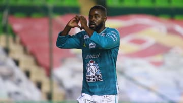 El jugador Joel Campbell celebra un gol con el León.