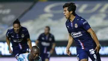 El delantero de Chivas respondió a los críticos del equipo