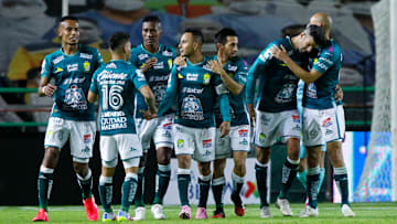 Jugadores del FC León celebran un gol.