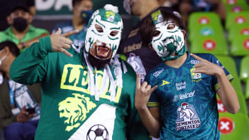 Los aficionados del Club León haciendo acto de presencia en el Estadio Nou Camp.