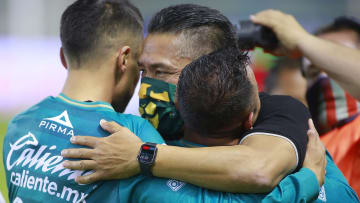 Nacho Ambriz en un sólido abrazo con Nacho González y Luis Montes tras ganar el Guard1anes 2020.