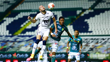 Carlos González pelea un balón por alto en un partido entre Pumas UNAM y León.