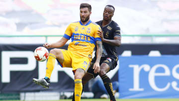 André Pierre Gignac controla el balón ante la marca de un jugador del Club León.