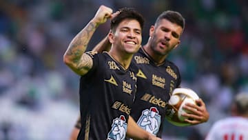 El chileno Víctor Dávila y el argentino Emmanuel Gigliotti festejando un gol durante el repechaje entre León y Toluca.