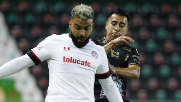 El argentino Alexis Canelo y José Ramírez peleando por la posesión del balón en el Guard1anes 2021.