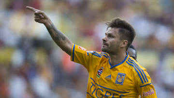 Rafael Sobis celebra un gol con los Tigres UANL.