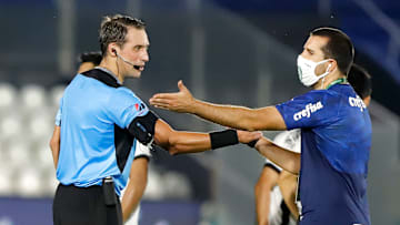 Com Abel Ferreira diagnosticado com Covid, coube a João Martins a missão de conduzir o Palmeiras contra o Libertad.