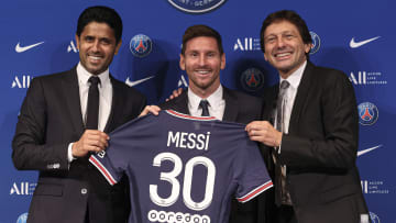 Nasser Al-Khelaïfi, Lionel Messi et Leonardo lors de la présentation de la Pulga à la presse. 