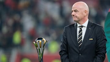 FIFA-Präsident Gianni Infantino mit Club-WM-Pokal: Er könnte einen wichtigen Schritt gehen