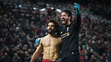 Alisson dan Mohamed Salah melakukan selebrasi