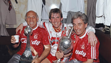  Kenny Dalglish Ronnie Moran dan Roy Evans saat mengantarkan Liverpool menjuarai Liga di tahun 1990