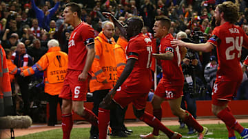 Gerade hat Lovren zum 4:3 gegen den BVB eingeköpft - und lässt sich von Mitspielern und Fans feiern