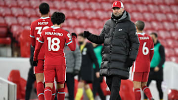 Jürgen Klopp klatscht mit Takumi Minamino ab.