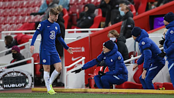 Timo Werner salue son entraîneur Thomas Tuchel après un remplacement.