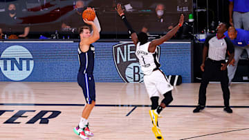 La cesta triple que hizo Doncic llevó a los Mavericks a ganar su segundo partido de los playoffs contra los Clippers