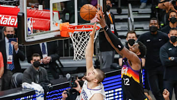 Deandre Ayton y los Suns ganaron en el último segundo